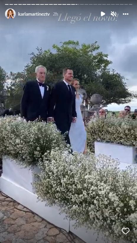 Por su parte, 
<b>Francesco</b> eligió un traje y corbata negros con camisa blanca.
<br>