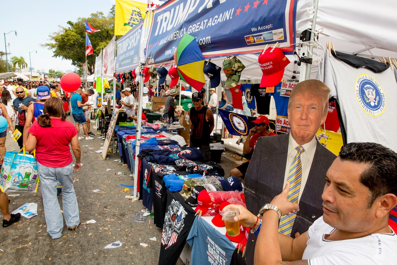 Un puesto de venta de parafernalia de Donald Trump fue una de las atracciones en el carnaval de la Pequeña habana.