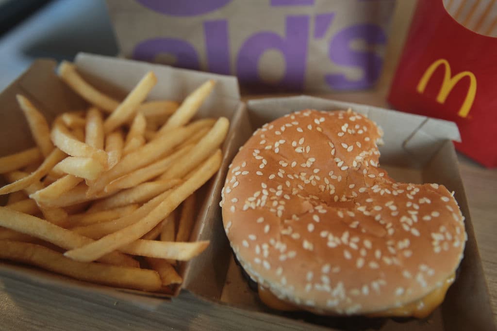 Después del percance, los niños recibieron sus hamburguesas, nuggets y ración de papas fritas