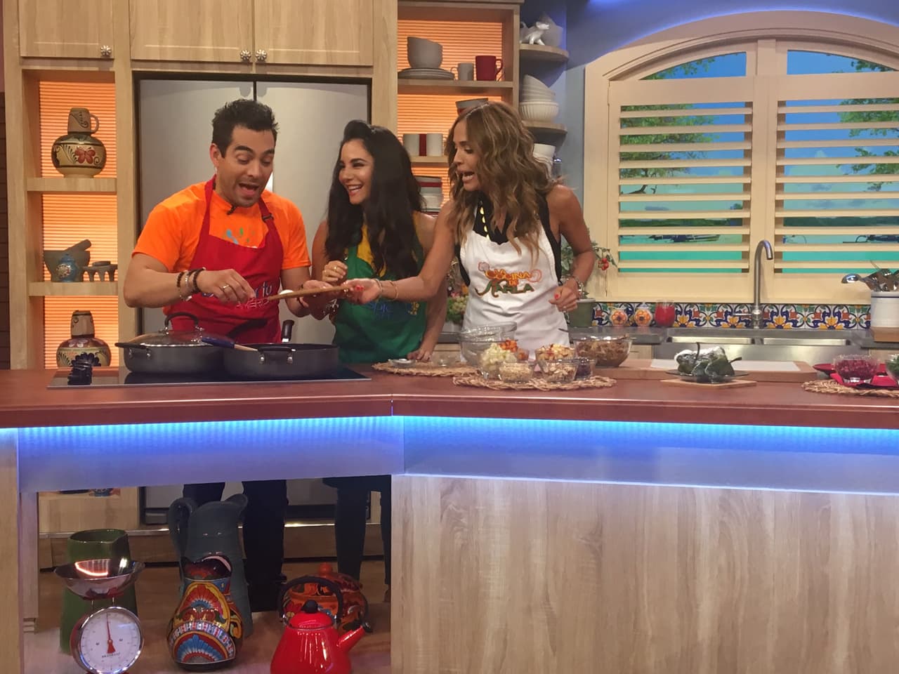 Omar Chaparro mostró que tiene muchas habilidades para mover la cuchara.