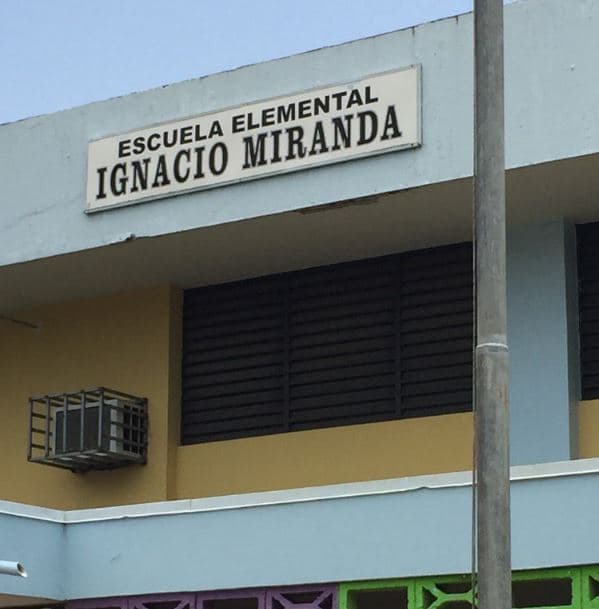 La escuela de la comunidad que lleva el nombre de su bisabuelo, Ignacio Miranda.