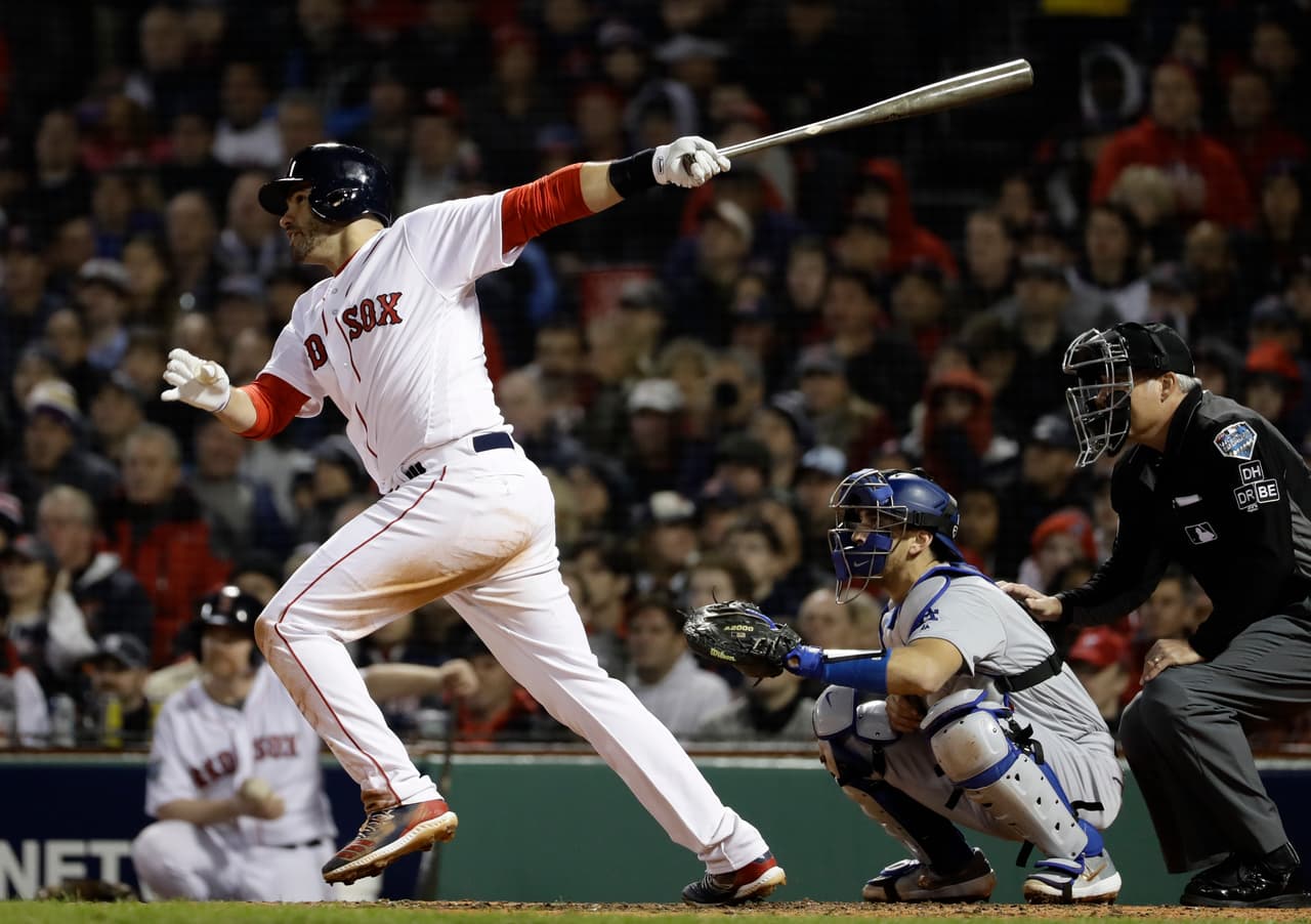 En el mismo cierre de la tercera entrada JD Martínez pegó un batazo profundo por el jardín central, conectando sólido un lanzamiento del zurdo Kershaw.