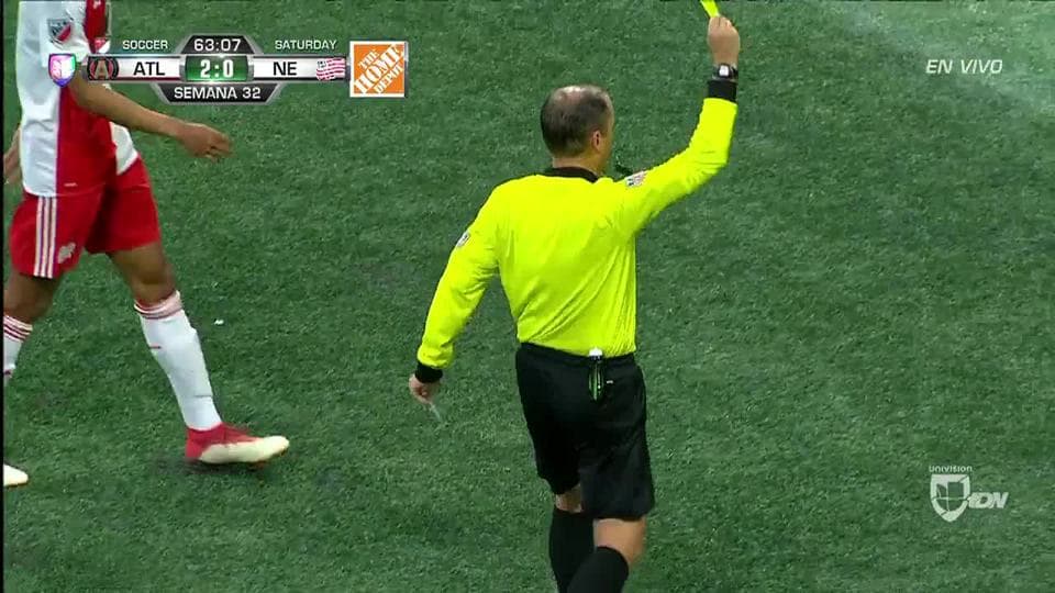 Tarjeta amarilla. El árbitro amonesta a Luis Caicedo de New England Revolution