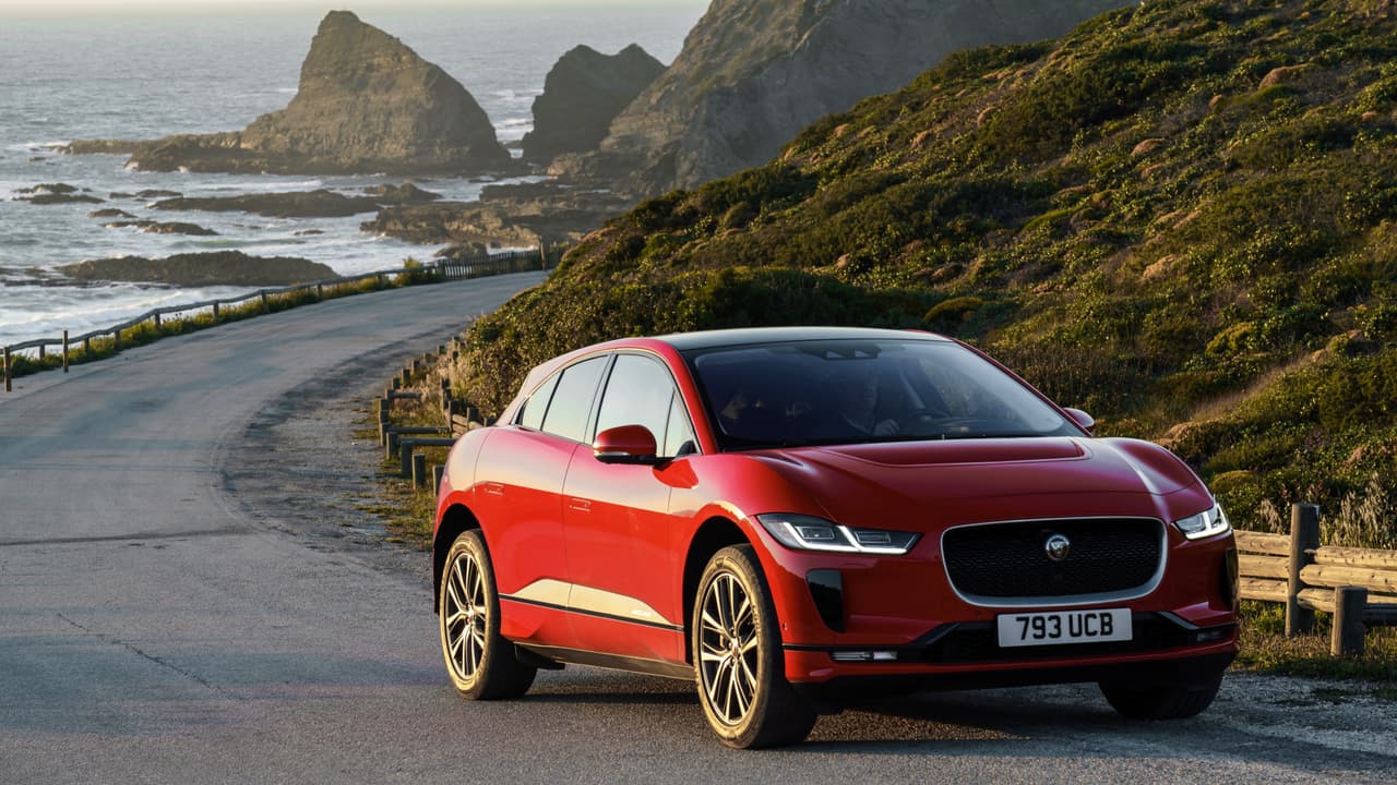 Entre la súper lujosa I-Pace HSE First Edition (en la imagen), la intermedia SE y la deportiva I-Pace S, la diferencia radica en el equipamiento y la apariencia, ya que todas las versiones de la I-Pace comparten el mismo tren motriz.