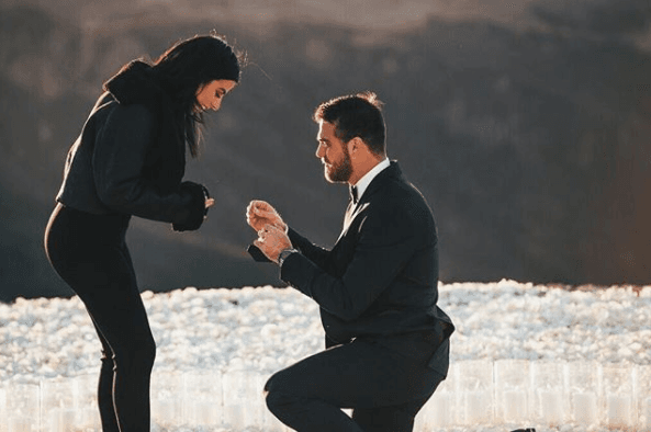 La amistad que se generó entre Kylie y su asistente personal ha sido tal que, la celebrity ayudo al novio de Victoria a proponerle matrimonio en diciembre de 2016.