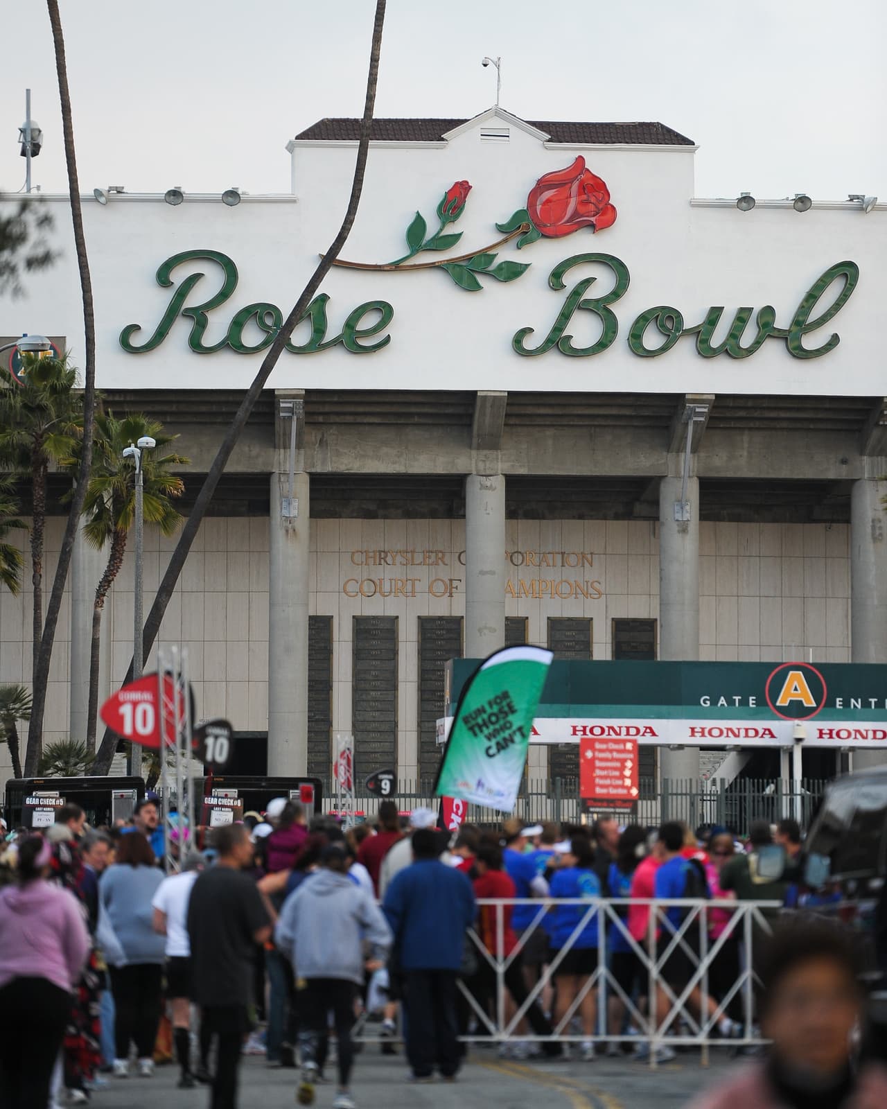 El Rose Bowl se construyó entre 1921 y 1922 para albergar el Tazón de las rosas, un partido de postemporada de fútbol americano universitario y en 1987 fue declarado Monumento Histórico Nacional por la Secretaria del Interior de los Estados Unidos.