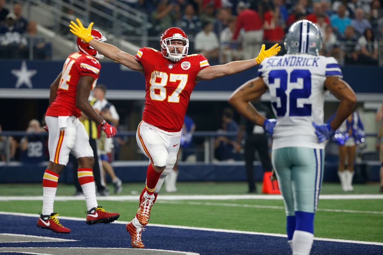 Por los Chiefs, Travis Kelce tuvo 7 recepciones para 73 yardas incluyendo una jugada de anotación.