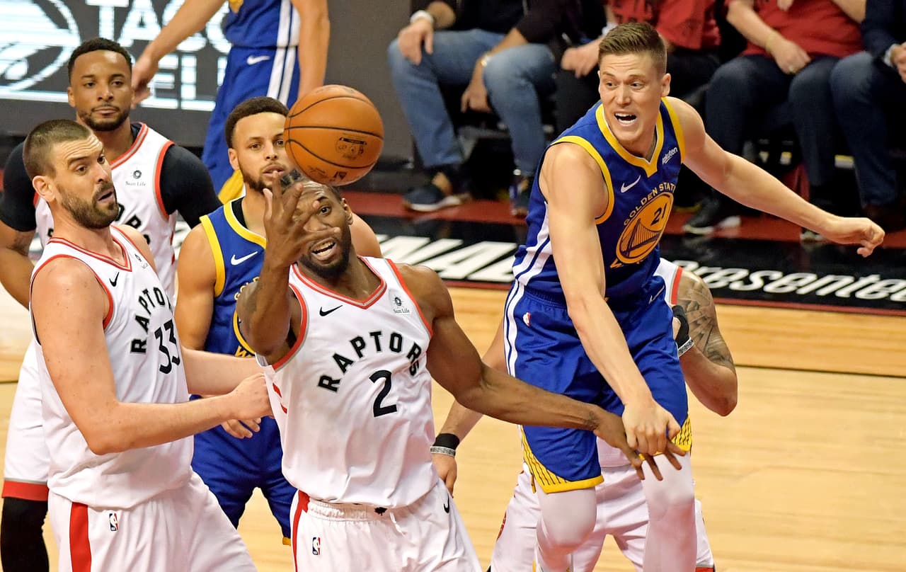 Mientras que los Raptors sufrían y se empezaban a separar en el marcador, aunque una tardía reacción de los monarcas de la Conferencia del Este apretó levemente las cosas.