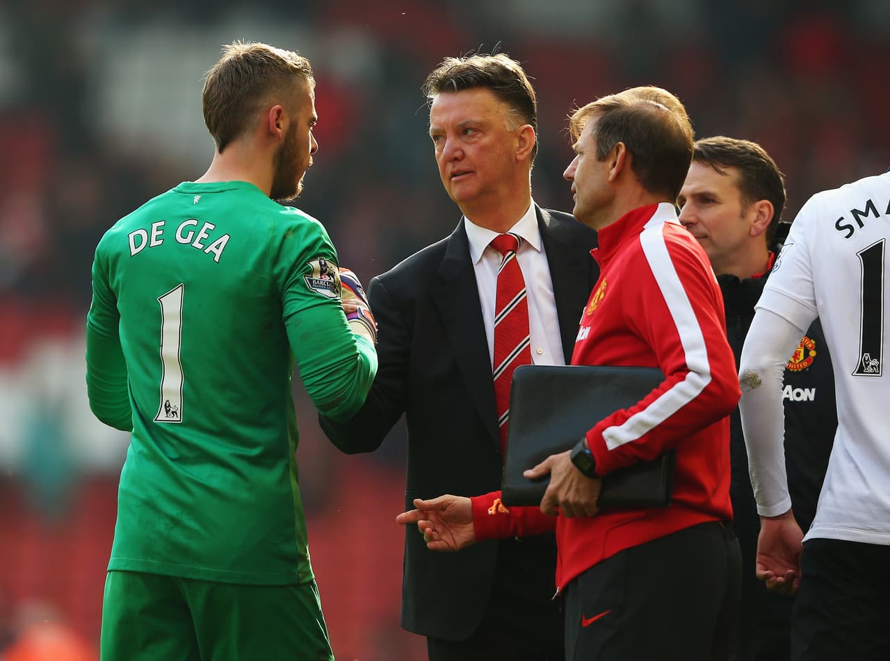 Van Gaal confía que De Gea no deje al Manchester United