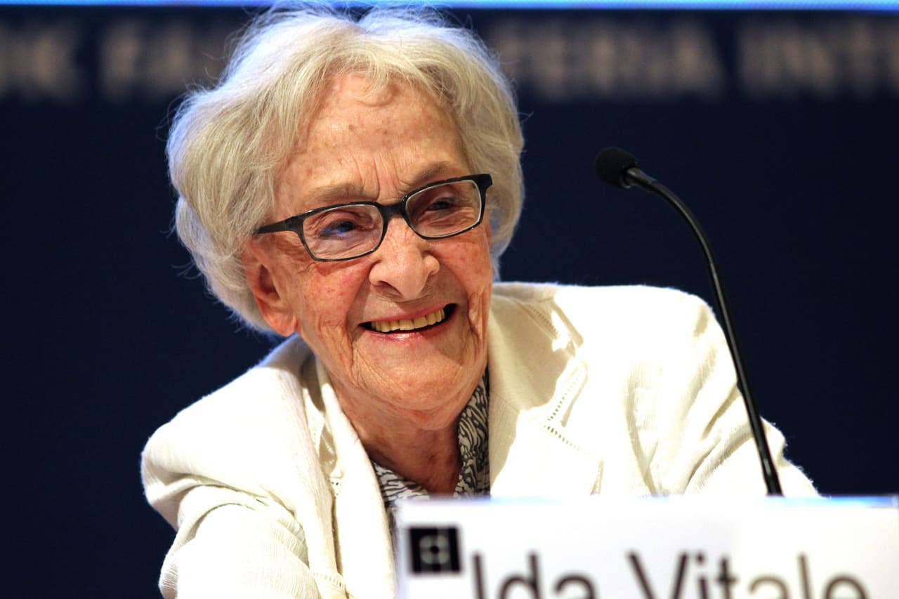 "La mirada se acuesta como un perro,/ sin el tierno recurso de mover una cola", dicen unos versos del poema Exilio, escrito por Ida Vitale.
<br>