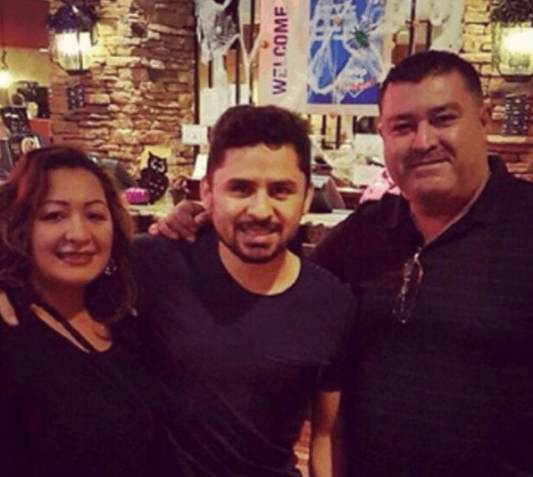 Y compartió esta foto en la que aparece con familiares y amigos, ya muy contento y de regreso en su vida cotidiana.