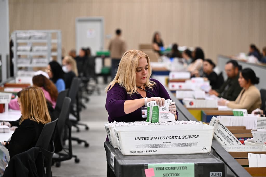 California facilitó votar, pero la participación no sube y el conteo se demora