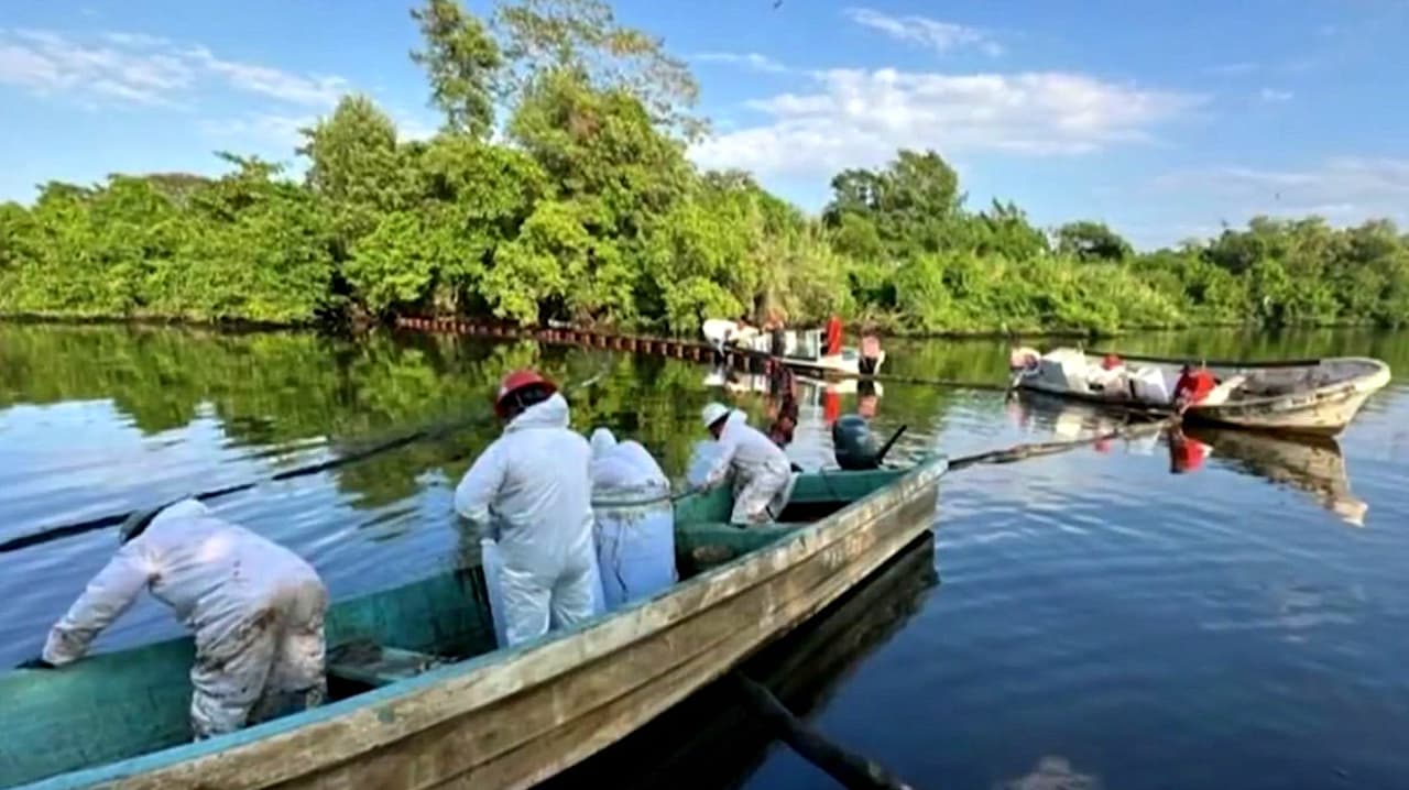 México | Derrame en la Refinería Olmeca contamina aguas. Gobierno subsidia gasolinas