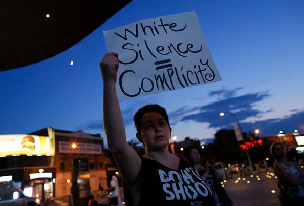 Neoyorquinos se unen en una vigila para apoyar a las víctimas de Charleston