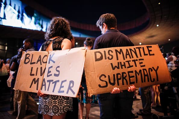 Neoyorquinos se unen en una vigila para apoyar a las víctimas de Charleston