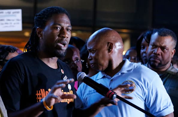 Neoyorquinos se unen en una vigila para apoyar a las víctimas de Charleston