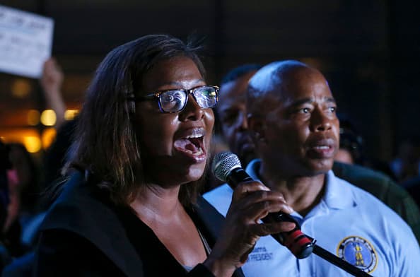 Neoyorquinos se unen en una vigila para apoyar a las víctimas de Charleston