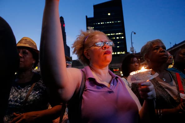 Neoyorquinos se unen en una vigila para apoyar a las víctimas de Charleston