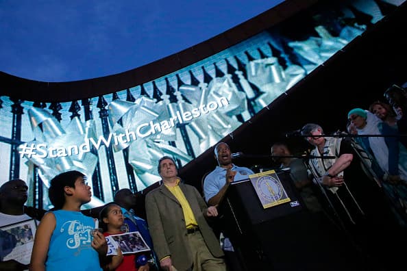 Neoyorquinos se unen en una vigila para apoyar a las víctimas de Charleston