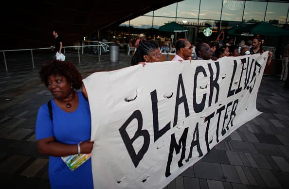 Neoyorquinos se unen en una vigila para apoyar a las víctimas de Charleston