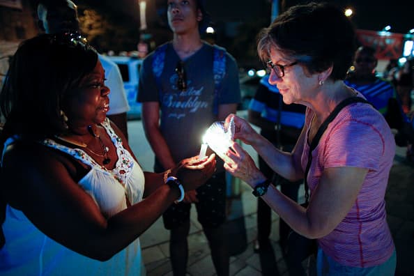 Neoyorquinos se unen en una vigila para apoyar a las víctimas de Charleston