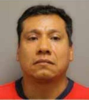 <h3 class="cms-H3-H3">Alfonso Angel Diaz-Juarez </h3>
<br>
<br>Este mexicano nacido hace 52 años
<b>está acusado de conspiración de tráfico sexual </b>y de conspiración para albergar a extranjeros ilegales en Estados Unidos.
<br>
<br>Trabajador en el ramo de la construcción, Díaz fue acusado con otros 13 co-conspiradores de dirigir una organización internacional de tráfico sexual y se le considera como
<a href="https://www.fbi.gov/wanted/human-trafficking/alfonso-angel-diaz-juarez" target="_blank">una de las personas más violentas de dicho grupo</a>,
<b> además de que es el único que continúa prófugo. </b>
<br>
<br>La agencia dice que Díaz participó
<b>en operaciones de tráfico sexual desde 1999 hasta 2013</b>, utilizando proxenetas para suministrar mujeres y niñas a burdeles y cantinas de otros involucrados en la organización.
<br>
<br>El mexicano habría usado la fuerza y fraude para mantener encerradas
<b>a jóvenes y niñas en el área de Houston, Texas. </b>
<br>
<br> El FBI está ofreciendo
<b> una recompensa de hasta 50,000 dólares</b> por información que conduzca a su arresto.
<br>