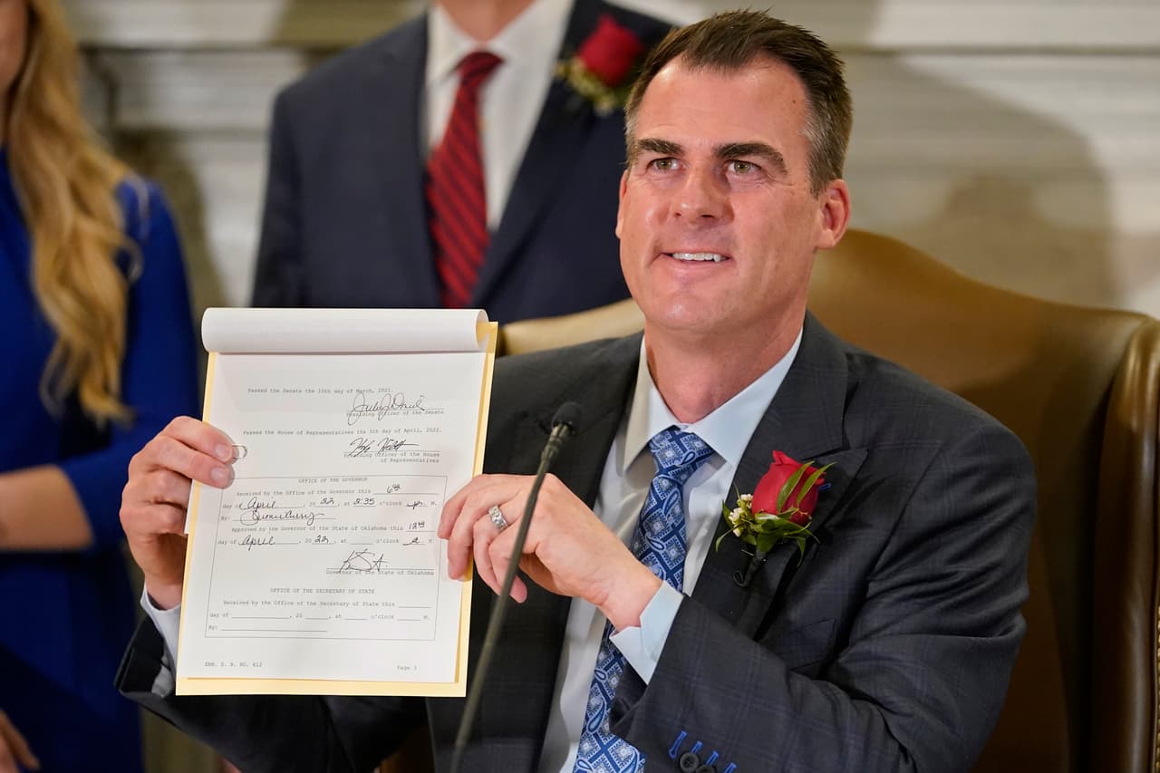 Gobernador de Oklahoma firma ley que prohíbe completamente el aborto