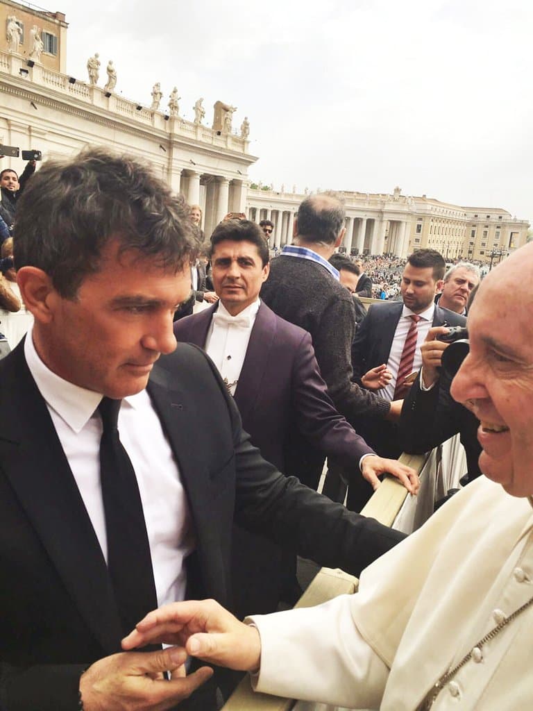 Antonio Banderas compartió en sus redes sociales el emocionante encuentro que tuvo con el Papa Francisco, durante su asistencia a la audiencia de los miércoles en le Vaticano.