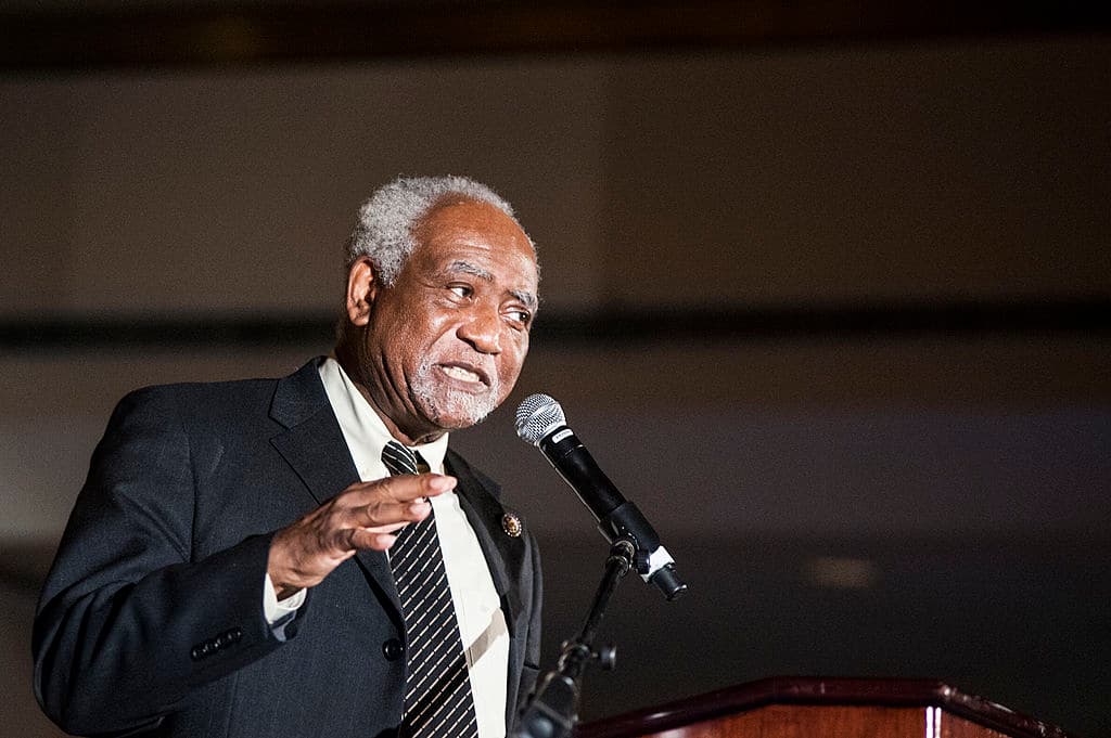 Danny Davis presenta plan para reducir la violencia en los barrios más pobres de Chicago