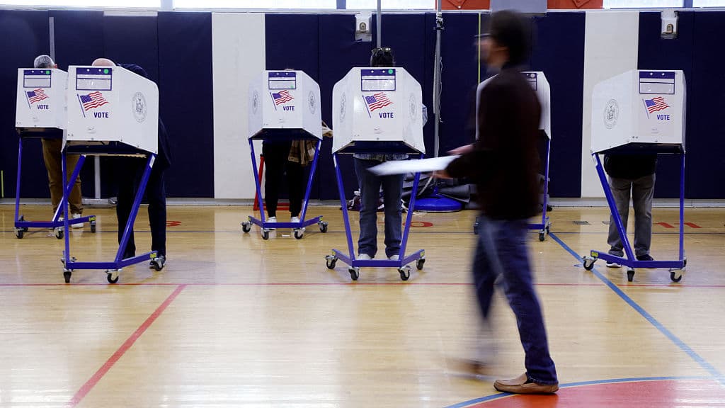 Solo 
<b>en el voto adelantado, <a href="https://www.univision.com/local/nueva-york-wxtv/record-participacion-tras-fin-votacion-anticipada-nueva-york" target="_blank">más de 732,000 electores participaron</a></b> en esta elección en Nueva York, cuatriplicando la cifra de 2021.