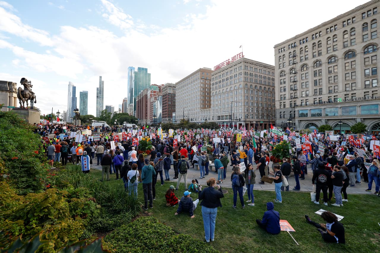 Cientos de activistas de todas las edades, junto con familias completas, acudieron a la protesta con el propósito de rechazar la llegada de agentes federales a la ciudad y mostrar su inconformidad con las medidas anunciadas.
<br>