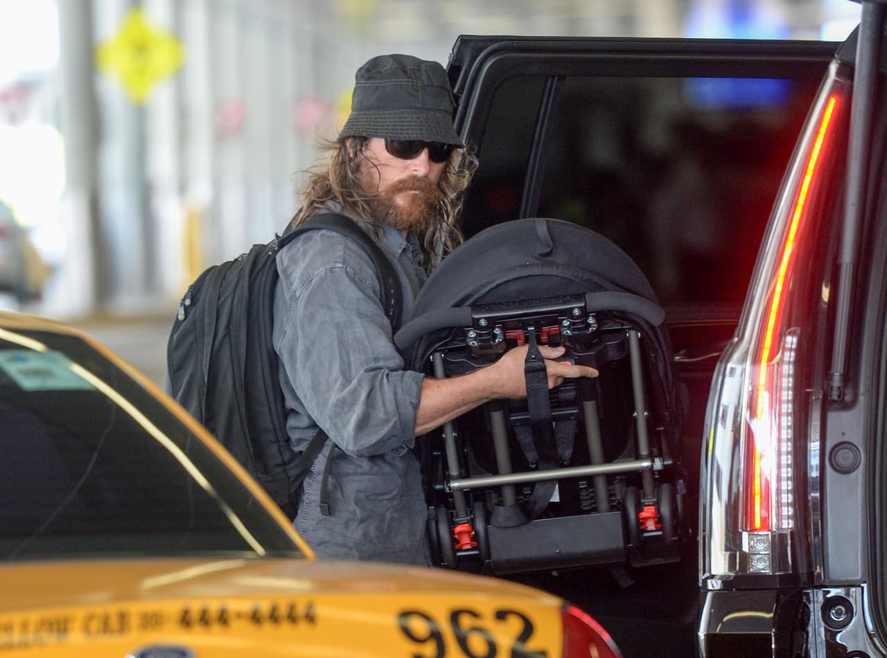 Sí, aunque no lo crean, este hombre barbudo y con cara de pocos amigos es el actor Christian Bale.