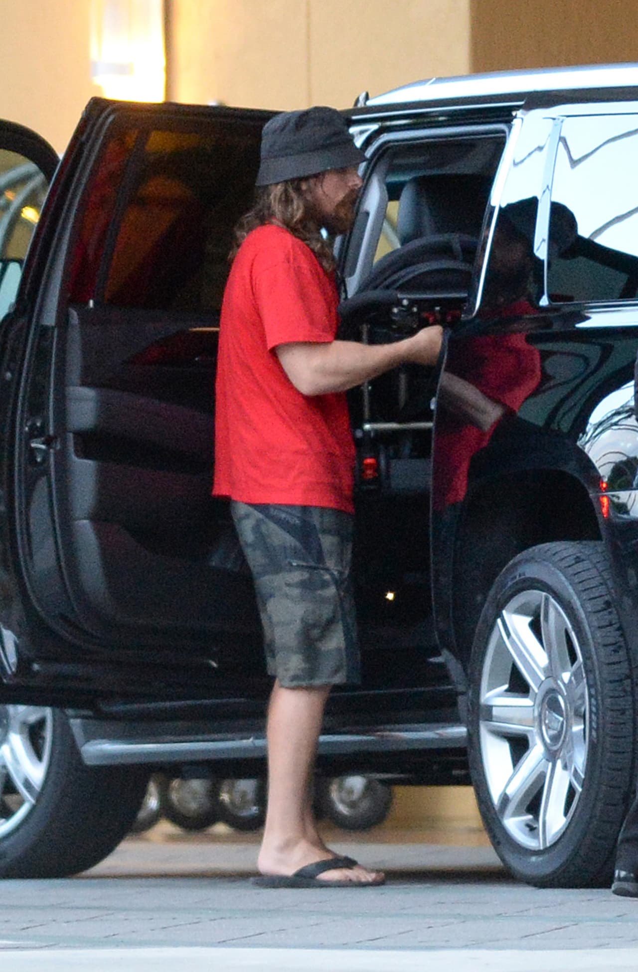 Barba larga, gorrito de pescado, bermudas y sandalias formaron parte del nuevo 'look' del actor.