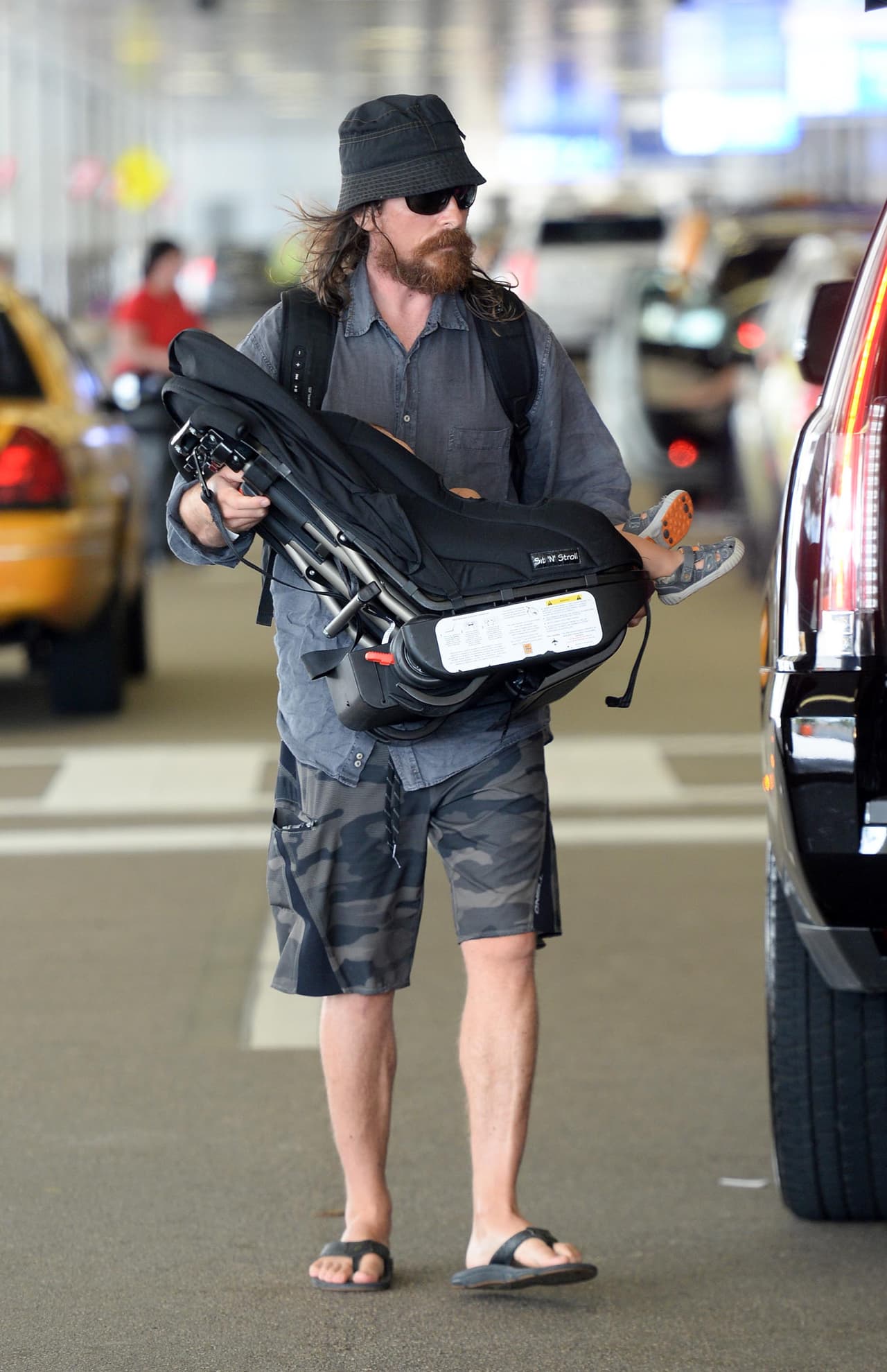 Con ellos también iba su pequeño hijo, al que llevaba en una silla para auto.