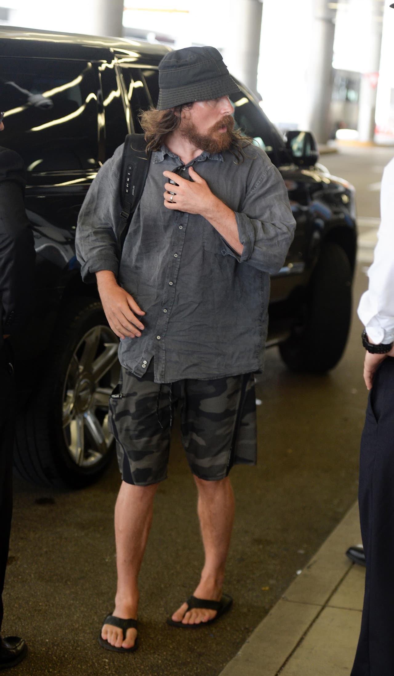 Si lo viéramos así en la calle, en verdad que no lo reconoceríamos. Bale luce bastante cambiado, ¿no les parece?