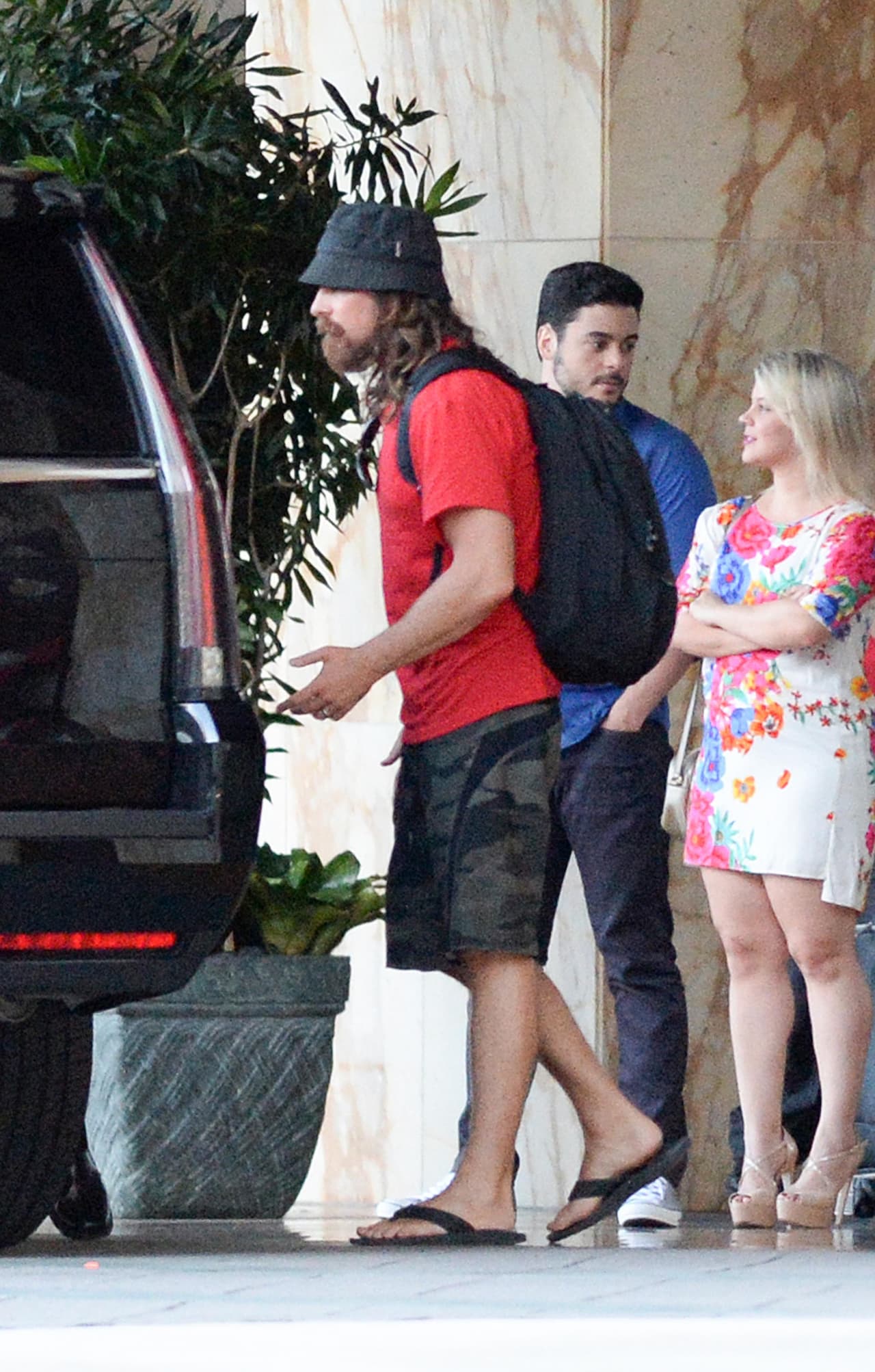 Bale fue captado junto a su esposa Sibi Blazic saliendo de un hotel.