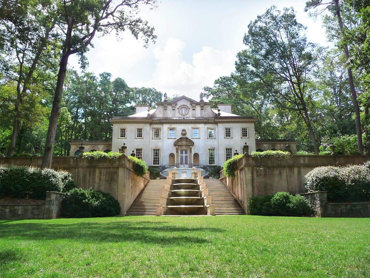 <b><a href="https://www.atlantahistorycenter.com/">Atlanta History Center</a></b>. Lo que comenzó como una pequeña sociedad histórica centrada en archivos creció a lo largo de las décadas para abarcar 33 acres de Jardines Goizueta curados, cuatro casas históricas, una programación variada y una variedad de exhibiciones exclusivas y temporales ubicados en el museo. Atlanta History Center es miembro de la Coalición Internacional de Sitios de Conciencia, que es la única red global de sitios históricos, museos e iniciativas de memoria que conecta luchas pasadas con los movimientos actuales por los derechos humanos.
<br>
<br>
<b><a href="https://goo.gl/maps/1agcaqoQfbnKnHKz9">Cómo llegar</a></b>