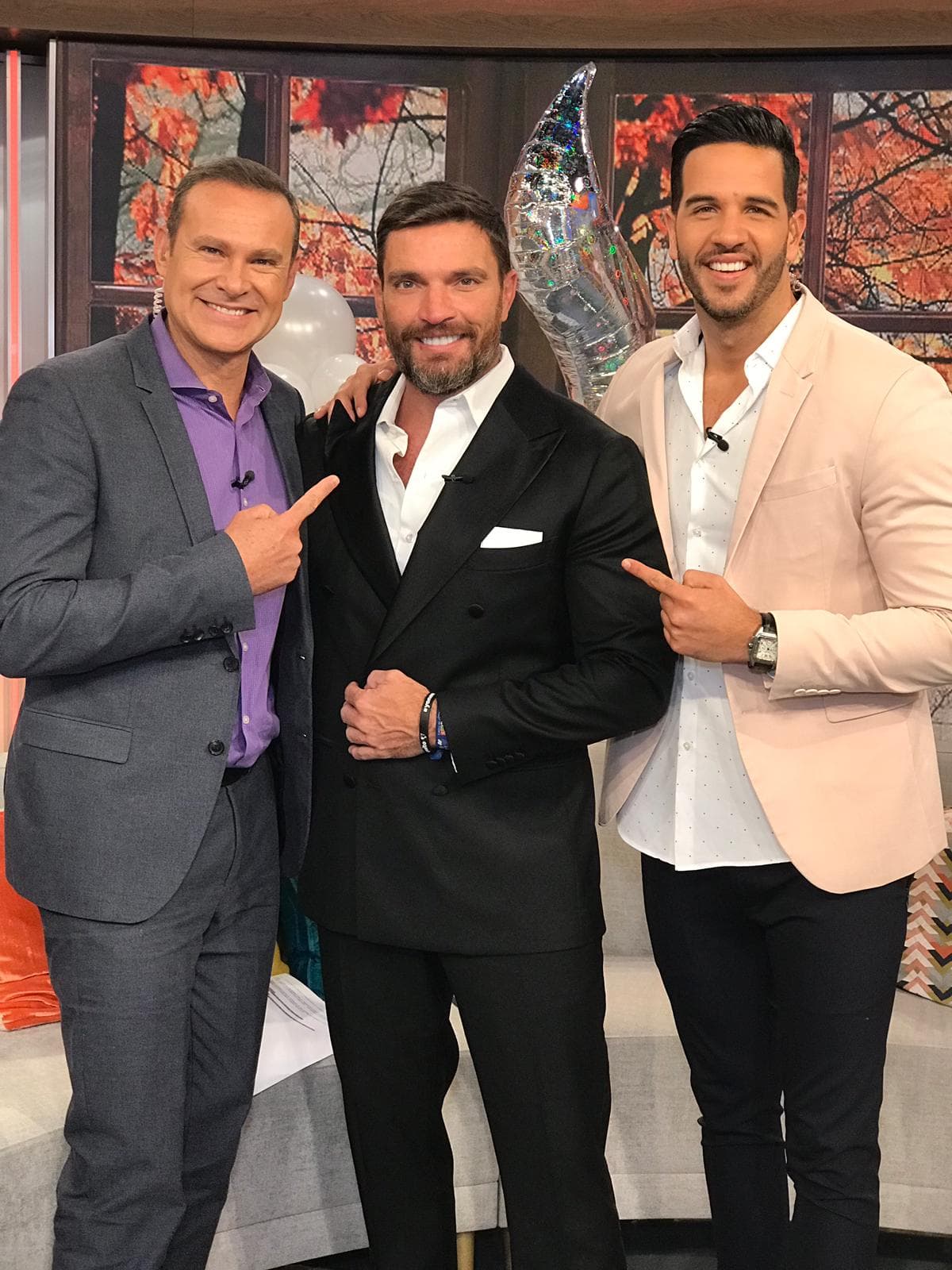 Alan Tacher le dio la bienvenida a Julián Gil, "uno de los solteros más cotizados del mundo del espectáculo", para contarnos todo de su nuevo proyecto de teatro: '¿Y si me caso?', sin imaginar que inesperadamente se armaría una boda en Despierta América.