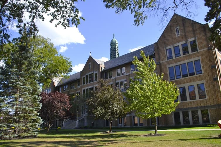 St. Joseph Academy, una escuela católica en Cleveland, es una de las tres escuelas que más se benefician de los dólares de vales en Ohio. Los vales convencionales de Ohio pueden aplicarse a las escuelas laicas y religiosas por igual, pero el 97% va a las escuelas religiosas.
<a href="https://creativecommons.org/licenses/by-sa/4.0/">CC BY-SA</a>