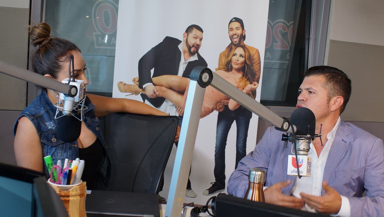 🎶 "¡Qué milagro chaparrito, ya tenía que no nos vemos!" 🎶 Así recibieron a Jorge Medina los locutores del Free-guey show.