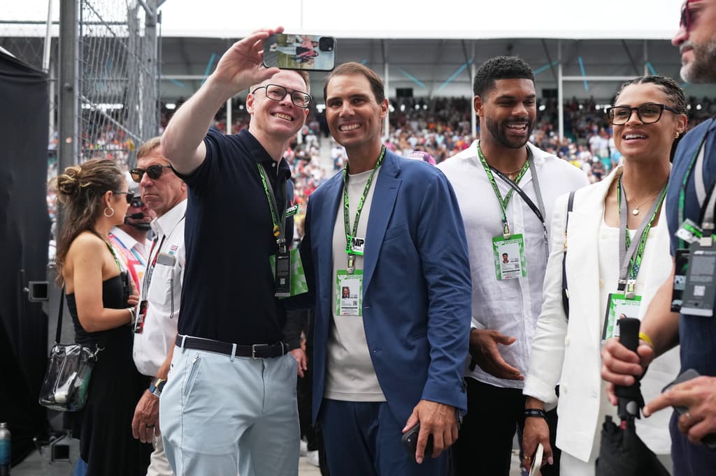 Rafael Nadal se toma una foto, a su lado se ve a la gran atleta Sydney McLaughlin-Levrone con su esposo.
