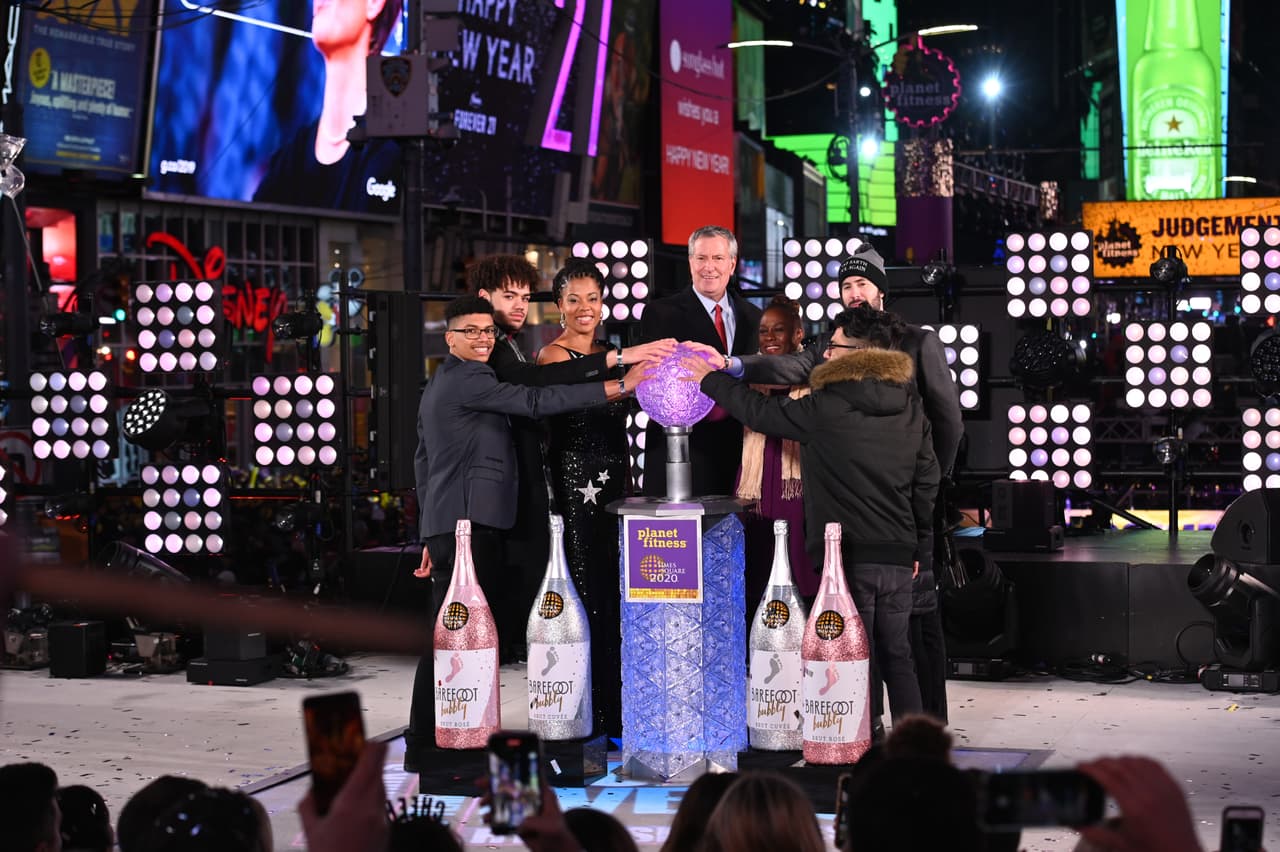 El alcalde de la ciudad de Nueva York, Bill de Blasio, y la primera dama, Chirlane McCray, también asistieron a la celebración del Año Nuevo en Times Square.