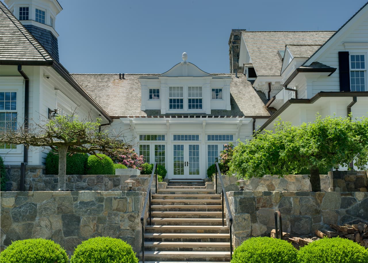 El precio de venta dentro del sitio Douglas Elliman Real Estate es de 19,950,000 dólares.