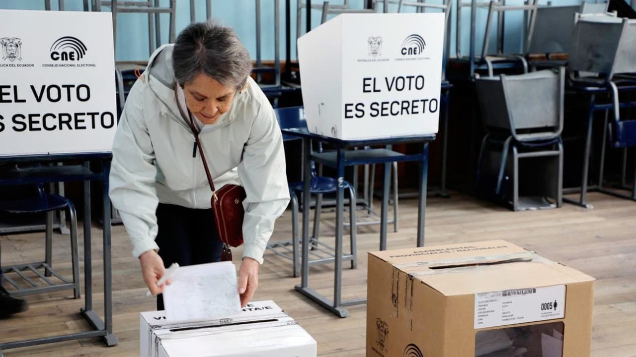 Ecuador eligió a su primera presidenta o al mandatario más joven de la historia en un balotaje que se anticipaba reñido y tenso tras 
<a href="https://www.univision.com/noticias/america-latina/ecuador-asesinato-carcel-villavicencio" target="_blank">el asesinato del candidato Fernando Villavicencio</a>, en medio de la arremetida del narco.