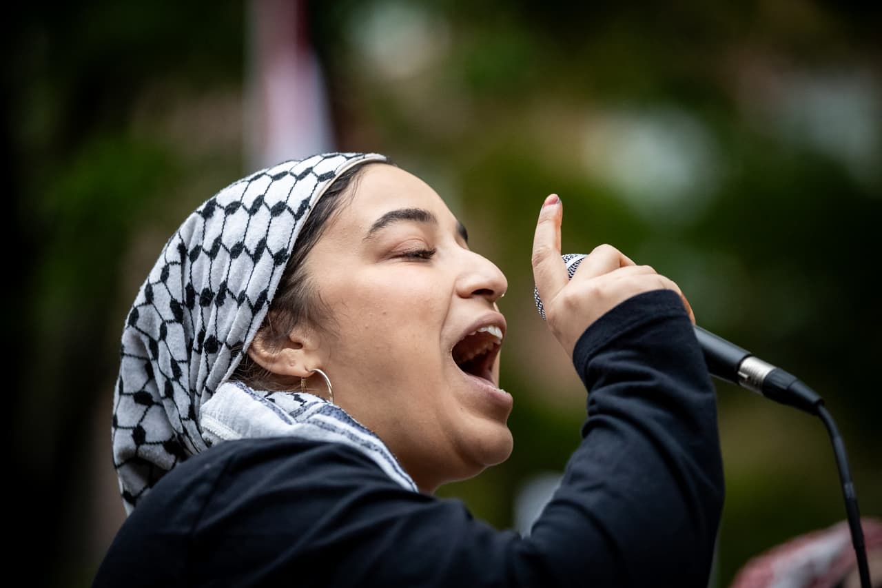 En tanto, una estudiante de posgrado citada por 
<i>Fox News</i> declaró: “No nos quedaremos sentados en silencio mientras nuestros préstamos y fondos estudiantiles bombardean a los niños”.