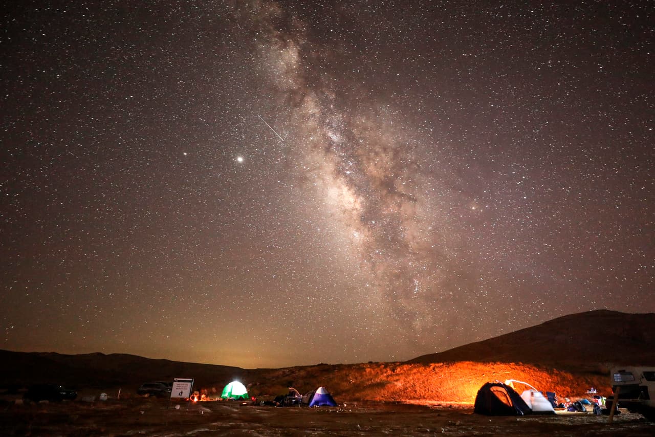 El punto en el cielo donde se ve esta lluvia de luces corresponde a la constelación de Perseo, de aquí su nombre. Este residuo cósmico se hace visible a unas 62 millas de altura (unos 100 kilómetros). En la foto, las perseidas vistas desde la ciudad de L'Aquila, Italia, el 10 de agosto.