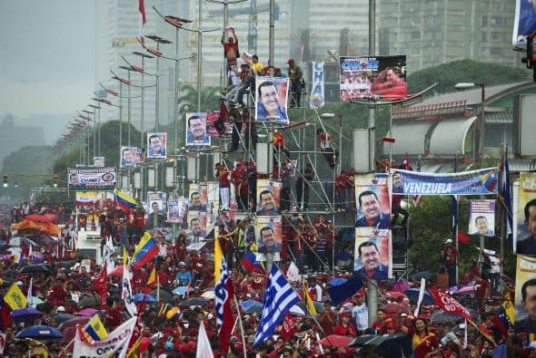 Tras admitir que "sin duda" ha cometido errores, le preguntó a sus simpatizantes si les falló el 4 de febrero de 1992, cuando como militar lideró el golpe de Estado y luego llamó a sus compañeros a deponer las armas al asegurar que "por ahora" no se habían cumplido los objetivos.