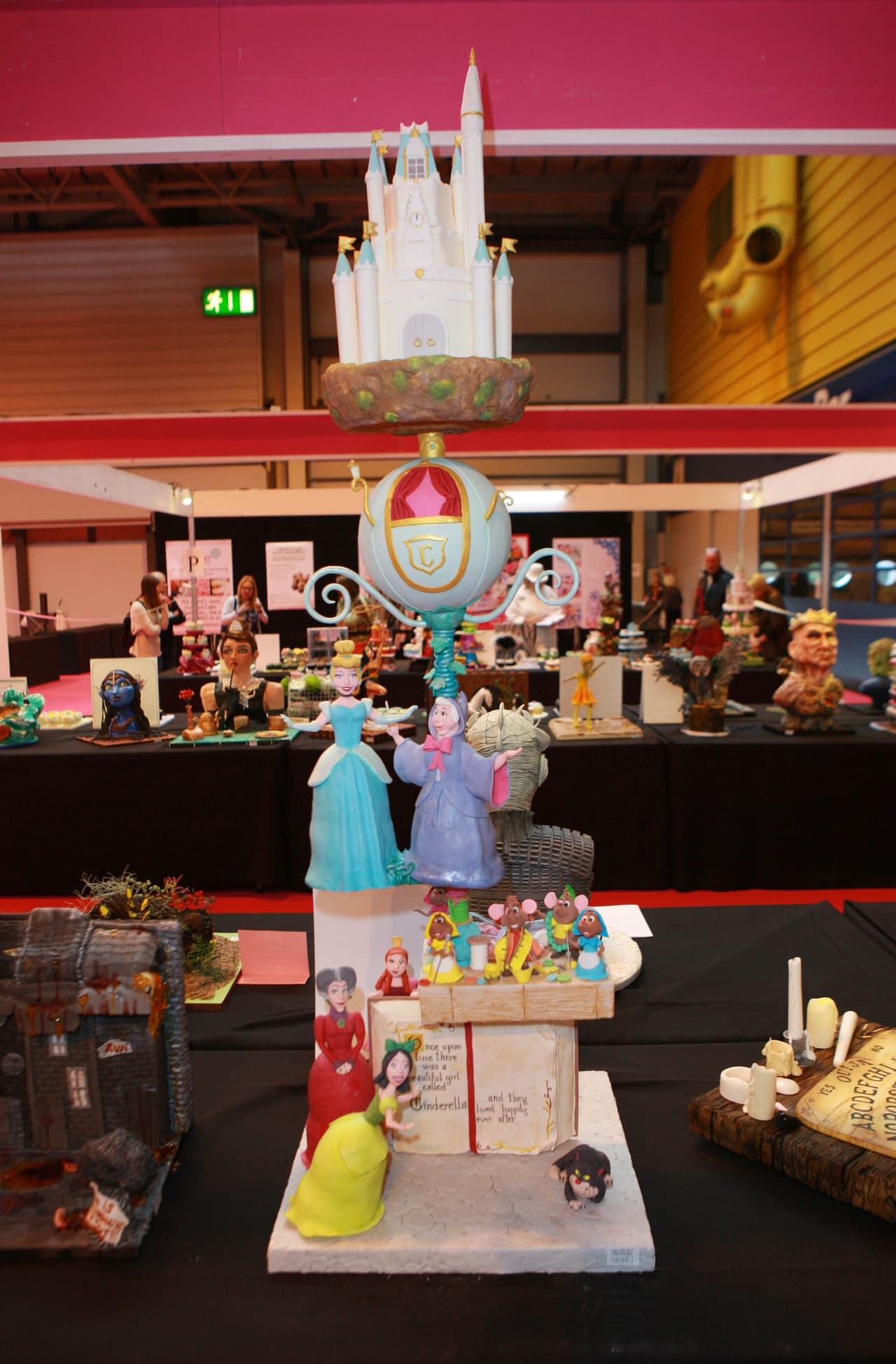 La competencia de pasteles mundial, Cake International, exhibió pasteles que llevan la decoración culinaria a lugares inesperados, con repostería en forma de personajes de películas, pájaros, perros y hasta un bebé. El show se llevará a cabo del 17 al 19 de marzo en Birmingham, Inglaterra.