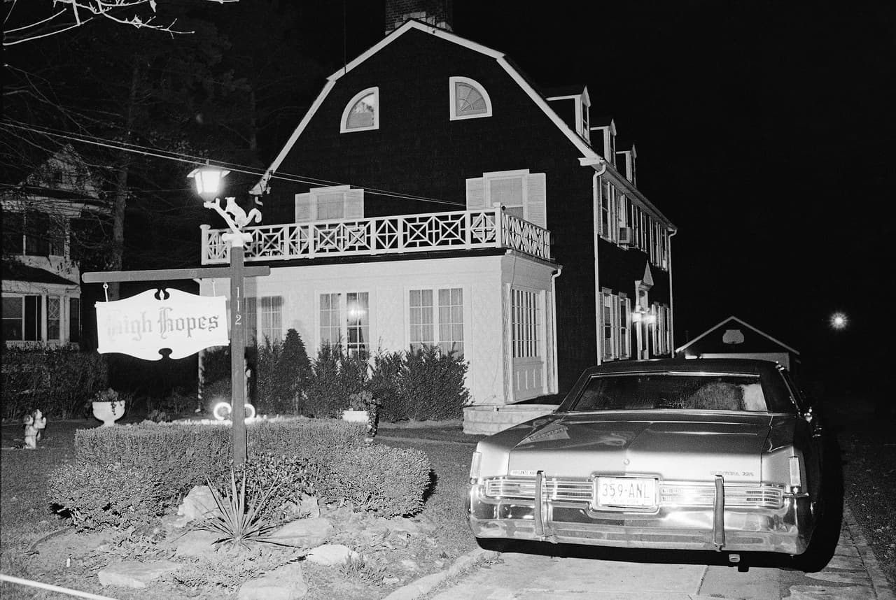 En 2005 se lanzó la película 
<a href="https://www.youtube.com/watch?v=c5Maq9H1lZ8" target="_blank">The Amityville House</a>, la cual buscaba contar lo que al parecer ocurrió en los años 70 en esta propiedad ubicada en Amityville, Long Island.
<br>
<br>Un fantasma convenció a Ronald "Butch" DeFeo para que matara a sus padres y cuatro hermanos.