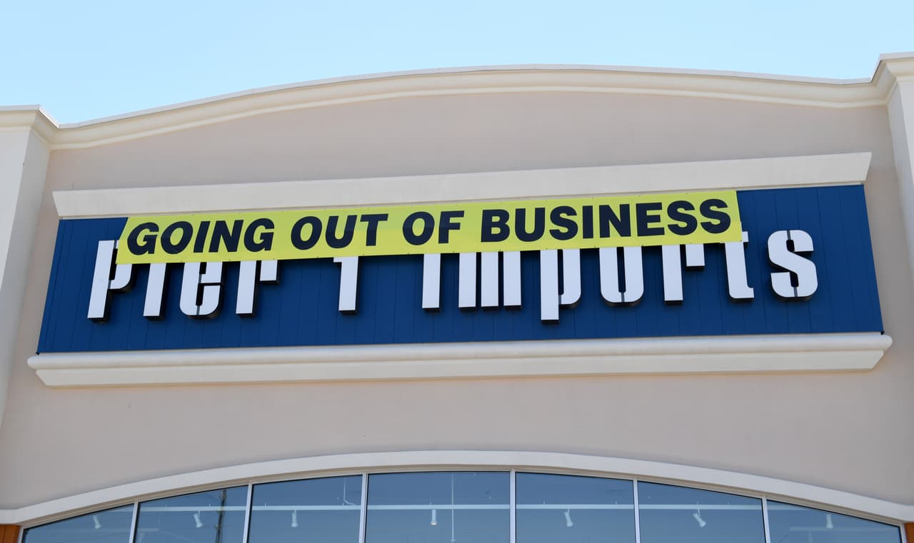 <b>Pier 1 Imports.</b> Esta compañía ya estaba en camino de desaparecer antes de la pandemia de covid-19. La cadena de tiendas de artículos para el hogar se declaró en bancarrota en febrero de 2020, luego de nueve trimestres consecutivos de ventas decrecientes. Unos meses después, decidió cesar todas las operaciones y liquidar sus activos.